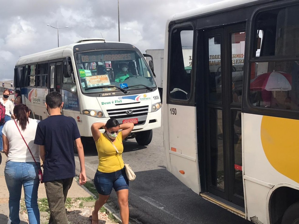 Transportes alternativos em parada de Natal (Arquivo) — Foto: Kléber Teixeira/Inter TV Cabugi