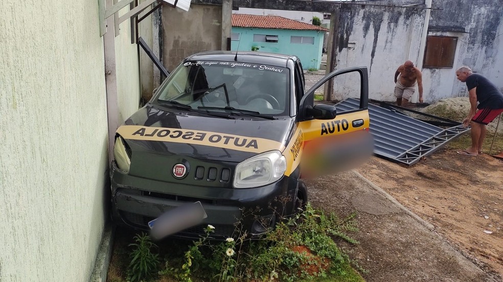 Carro de autoescola derrubou portão e invadiu casa em Natal. — Foto: Redes sociais