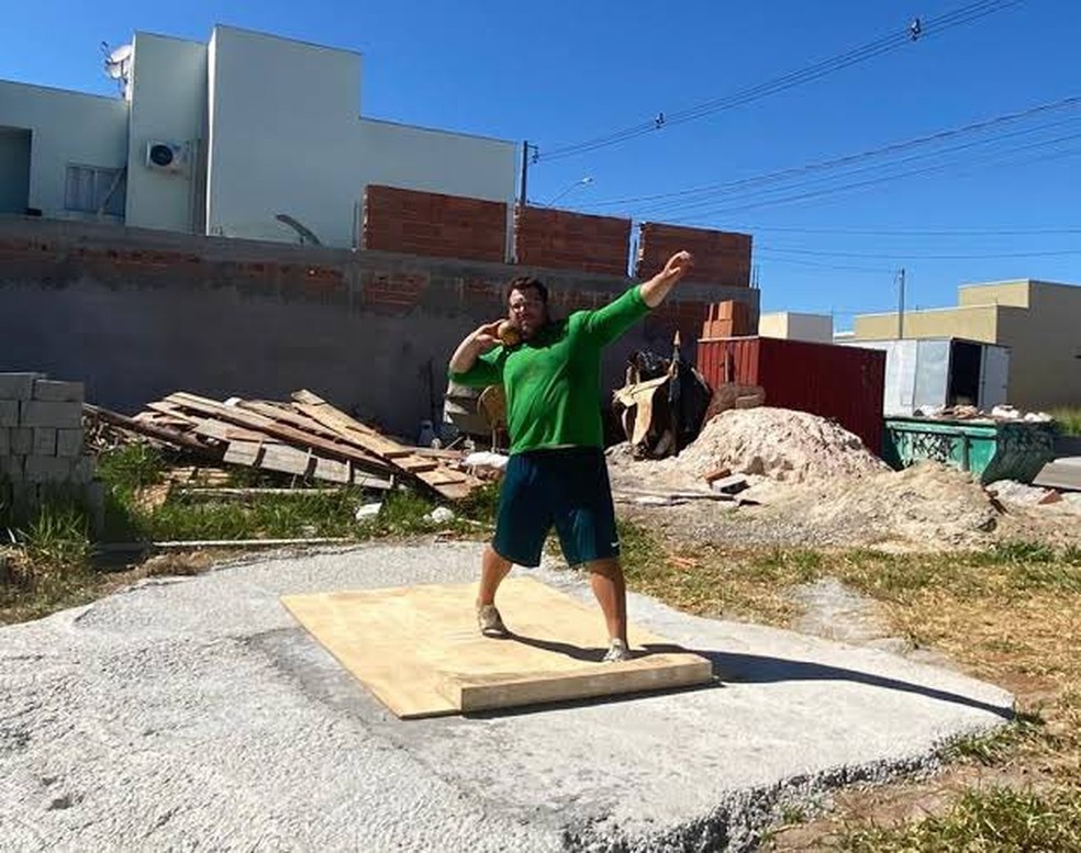 Darlan Romani treinou em terreno baldio no início da pandemia — Foto: Reprodução