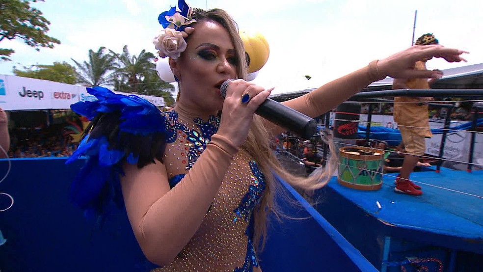 Cantora Michelle Melo em foto de arquivo no desfile do Galo da Madrugada — Foto: Reprodução/TV Globo