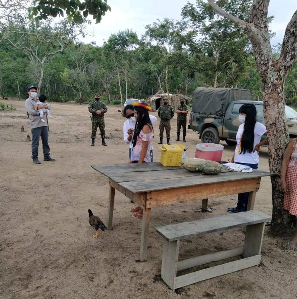 Exército dá apoio durante a vacinação de índios em Cáceres (MT) — Foto: Batalhão General José Miguel Lanza