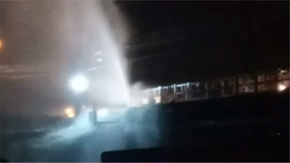 Adutora volta a romper em Gravataí — Foto: Reprodução/RBS TV