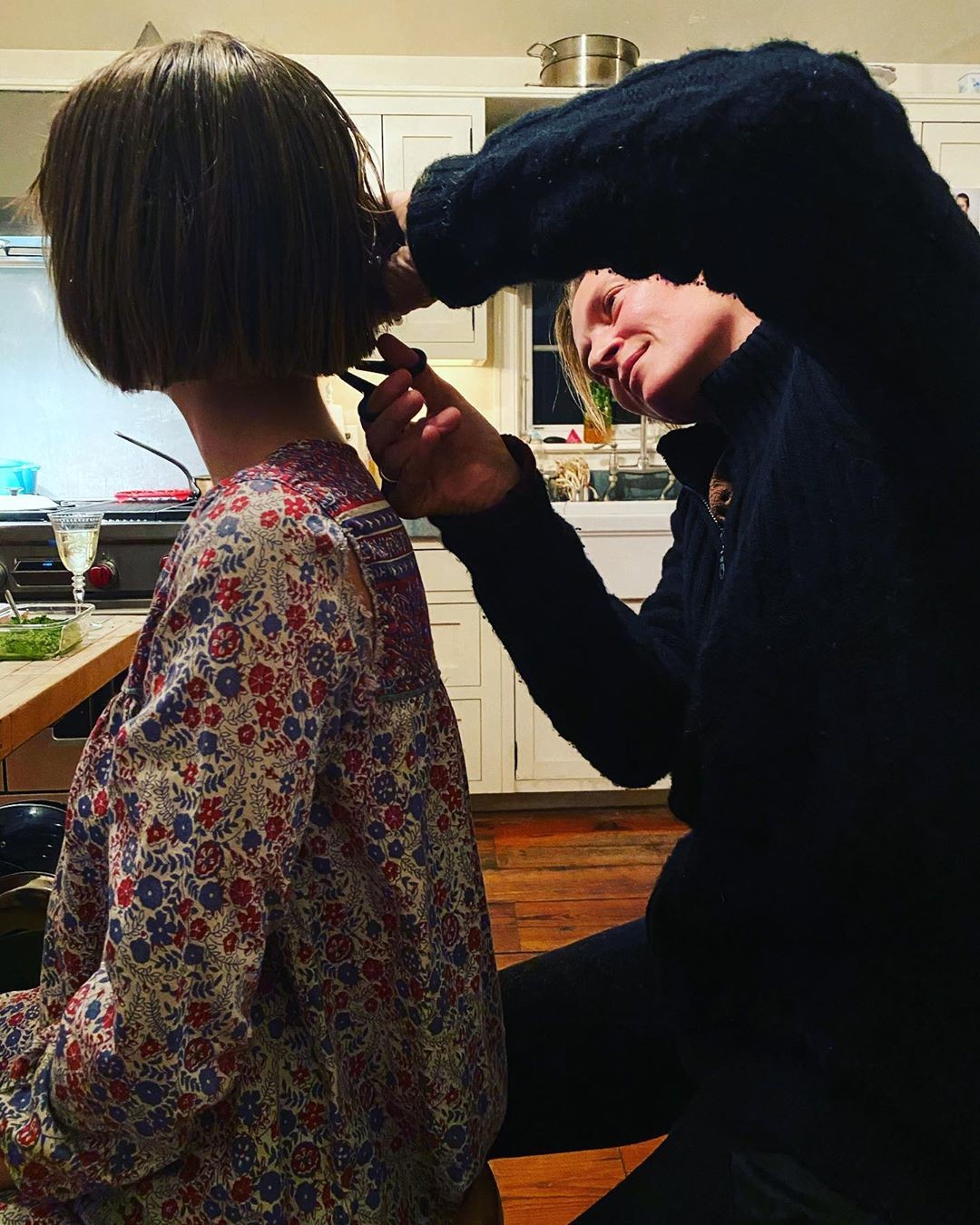 Uma Thurman corta o cabelo da filha Maya na cozinha de casa (Foto: Reprodução/Instagram)