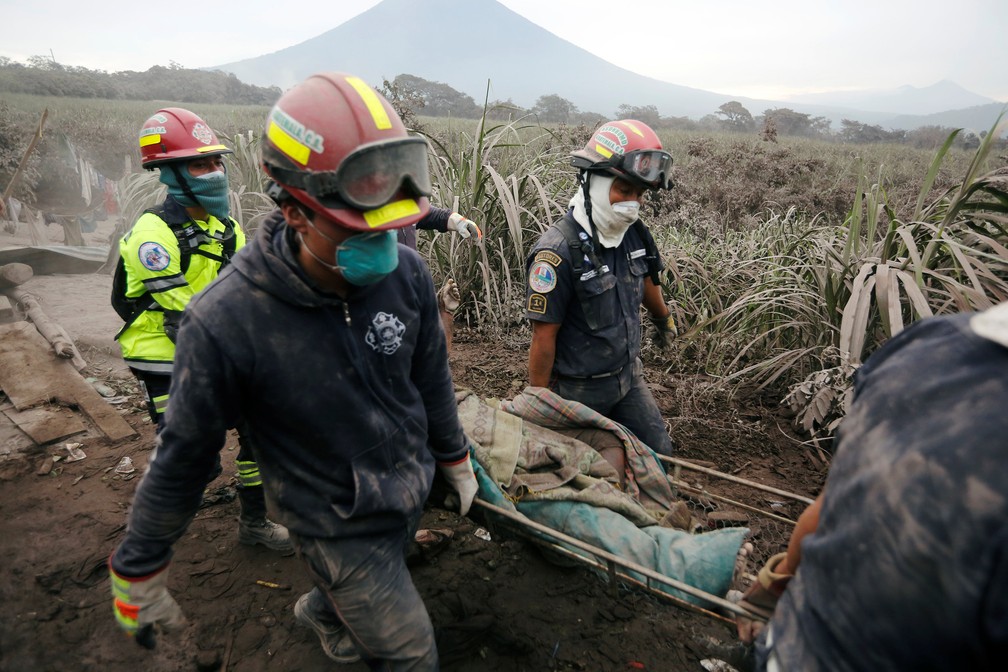 Resgatistas carregam corpo de vÃ­tima do vulcÃ£o de Fogo, em San Miguel Los Lotes, na Guatemala (Foto: Reuters/ Luis Echeverria)