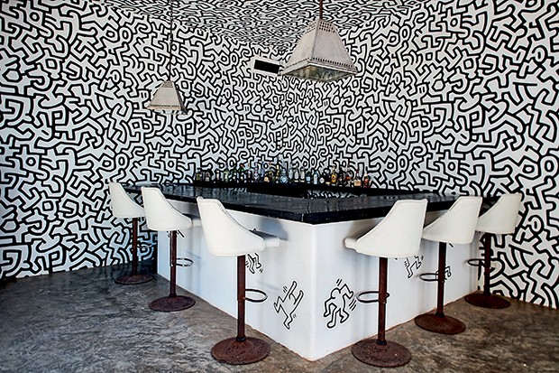 Keith Haring wallpaper in the bar @ Casa Malca  (Foto: Divulgação)