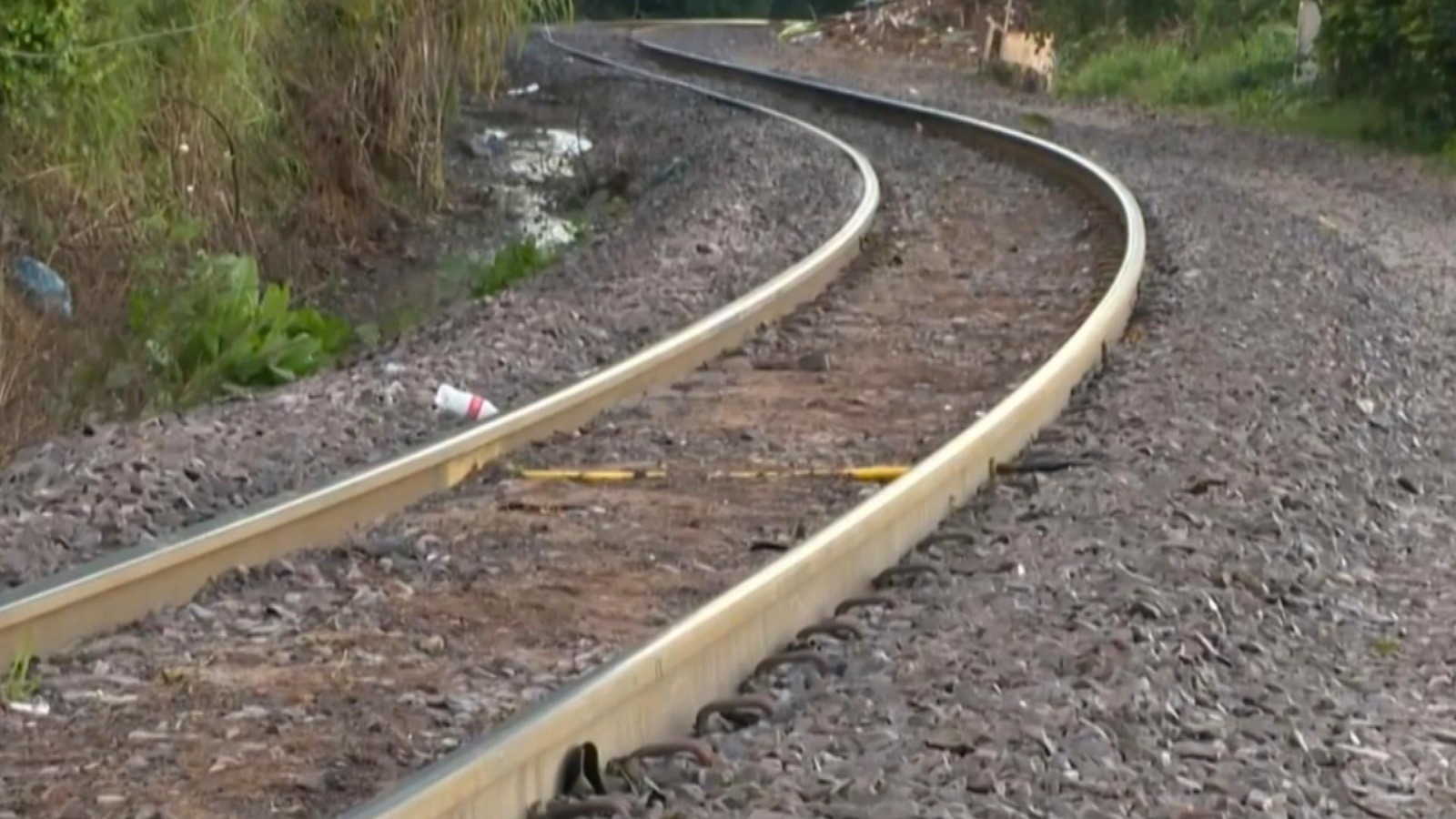 Homem tem pés decepados após ser atropelado por trem em Santa Maria, diz polícia 