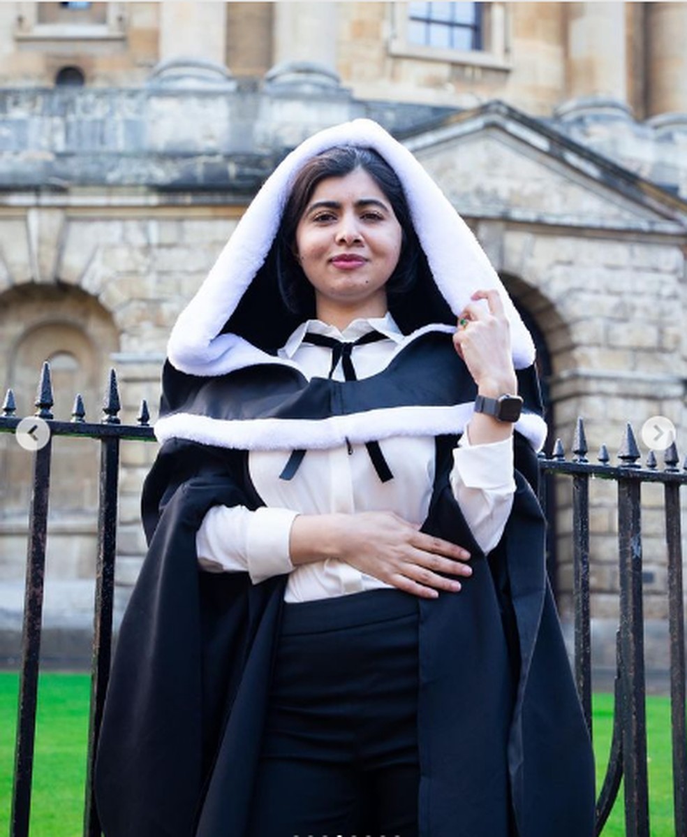 Malala cola grau na Universidade de Oxford &mdash; Foto: Redes Sociais