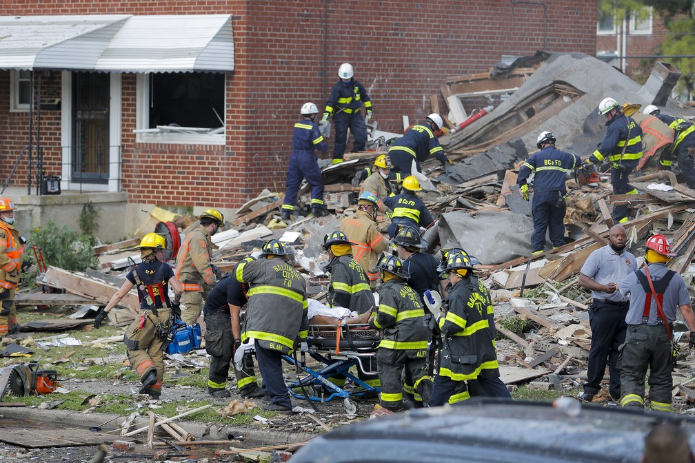Corpo de Bombeiros retira uma pessoa dos destroços após explosão em Baltimore, nesta segunda-feira (10) — Foto: Julio Cortez/AP