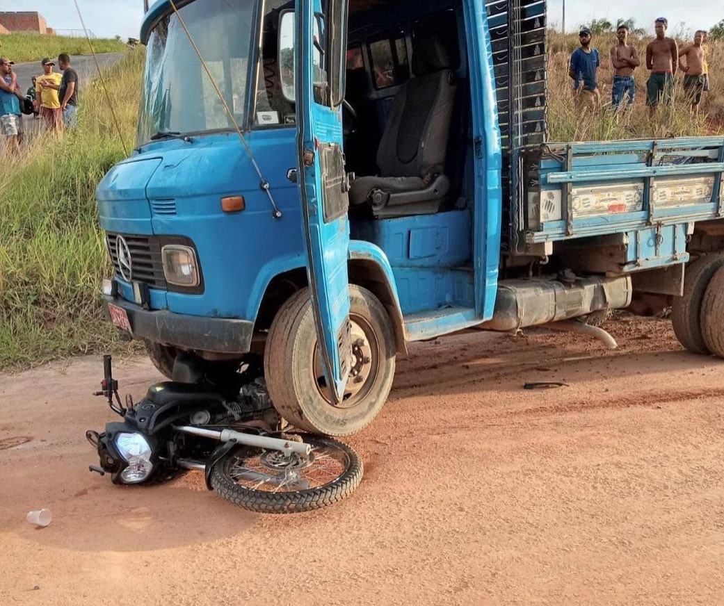 Mulher morre e namorado fica ferido após serem atropelados por caminhão, em Simões Filho; ex-marido é suspeito do crime