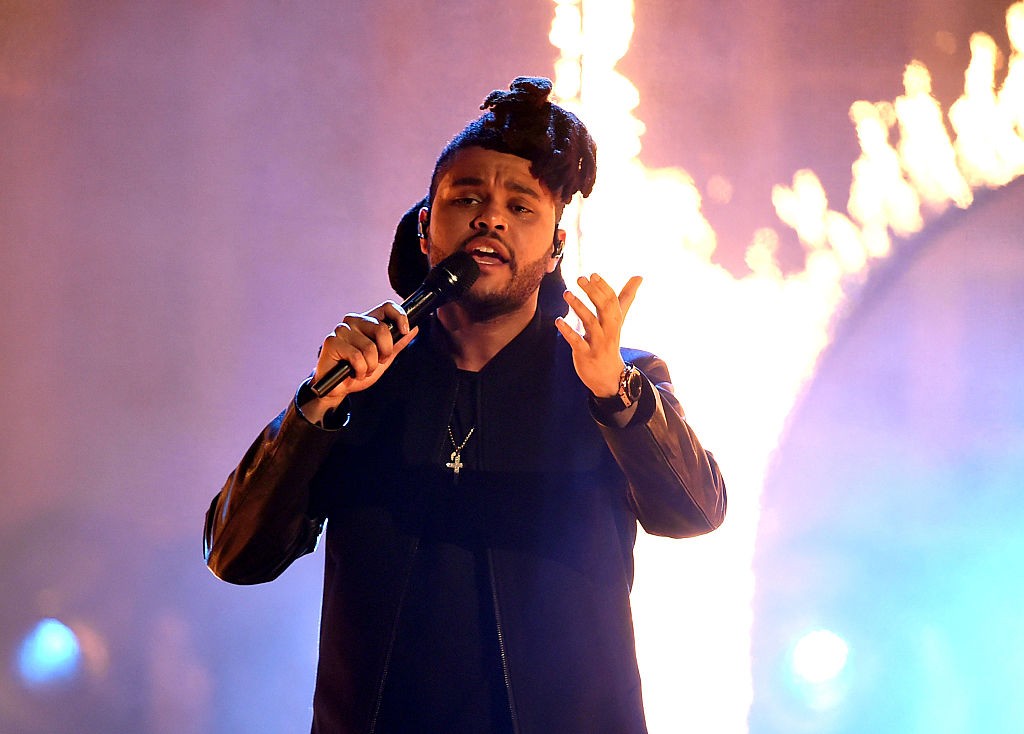 LOS ANGELES, CA - NOVEMBER 22:  Singer The Weeknd performs onstage during the 2015 American Music Awards at Microsoft Theater on November 22, 2015 in Los Angeles, California.  (Photo by Kevin Winter/Getty Images) (Foto: Getty Images)