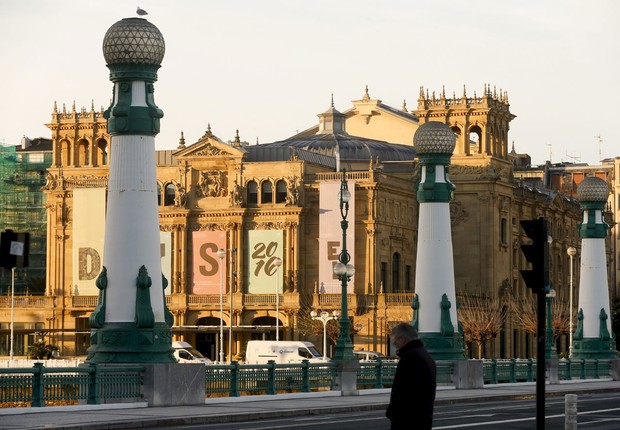 Vista do teatro Victoria Eugenia a partir da ponte Kursaal de San Sebastián. San Sebastián abriu em 20 de janeiro, dia de seu padroeiro, o programa de Capital Europeia da Cultura (Foto: Juan Herrero/EFE)