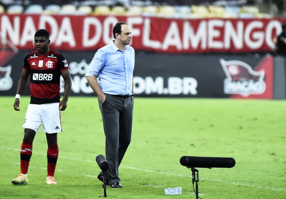 Lincoln e Rog�rio Ceni na partida contra o Atl�tico-GO � Foto: Andr� Dur�o