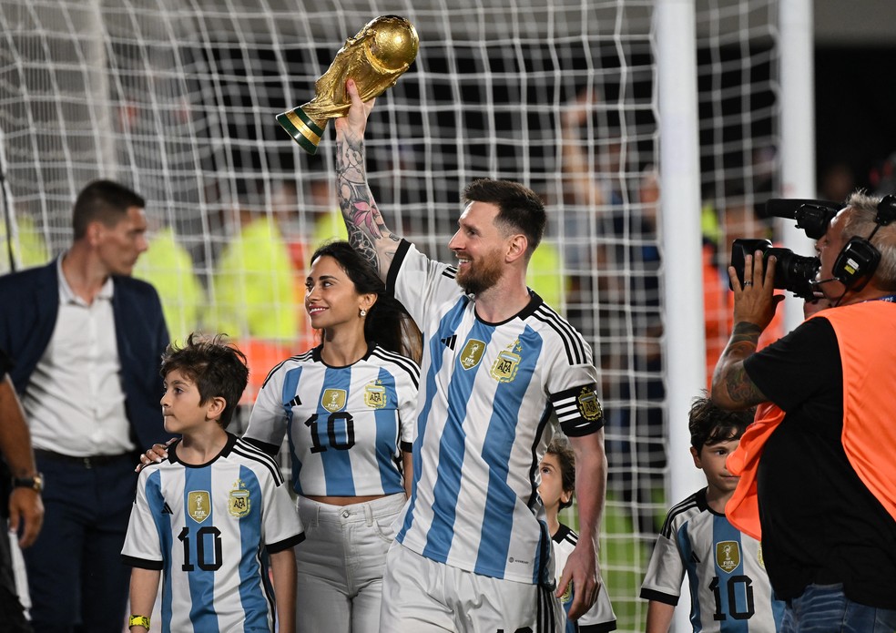 Messi com a taça da Copa do Mundo em amistoso Argentina x Panamá — Foto: Luis Robayo / AFP