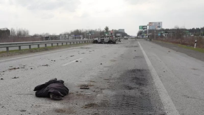 A BBC viu vários corpos ao longo deste trecho da rodovia, horas depois que as forças russas foram expulsas da área (Foto: Kathy Long via BBC News)