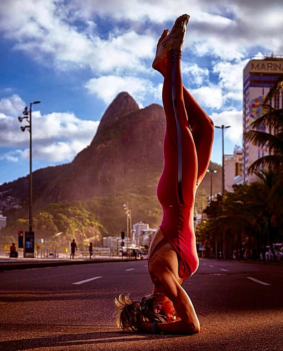 Yoga: como fazer a sirsasana ou invertida sobre a cabeça ...