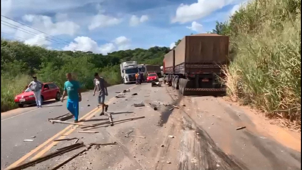 Acidente entre caminhão e carreta deixa duas pessoas gravemente feridas na BR-415, sul da Bahia — Foto: Reprodução/TV Bahia
