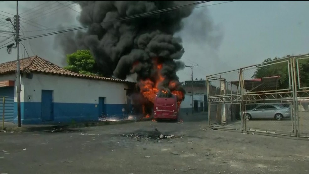 Um Ã´nibus da governo venezuelano pegou fogo na manhÃ£ deste sÃ¡bado (23), durante protestos na cidade de UreÃ±a, na fronteira da ColÃ´mbia com a Venezuela. â€” Foto: ReproduÃ§Ã£o/GloboNews