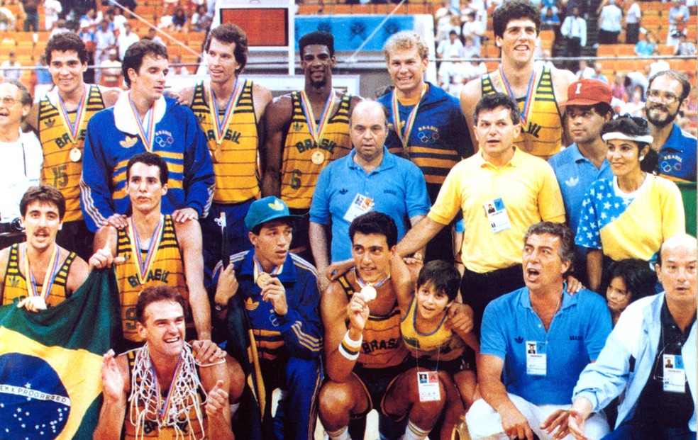 Seleção brasileira medalha de ouro no Pan de 1987 - De pé, Israeal, Marcel, Sílvio, Gerson, André e Rolando; agachados, Guerrinha, Cadum, Oscar, Maury e Paulinho Villas Boas. Pipoka não está na foto (Foto: Arquivo/CBB)