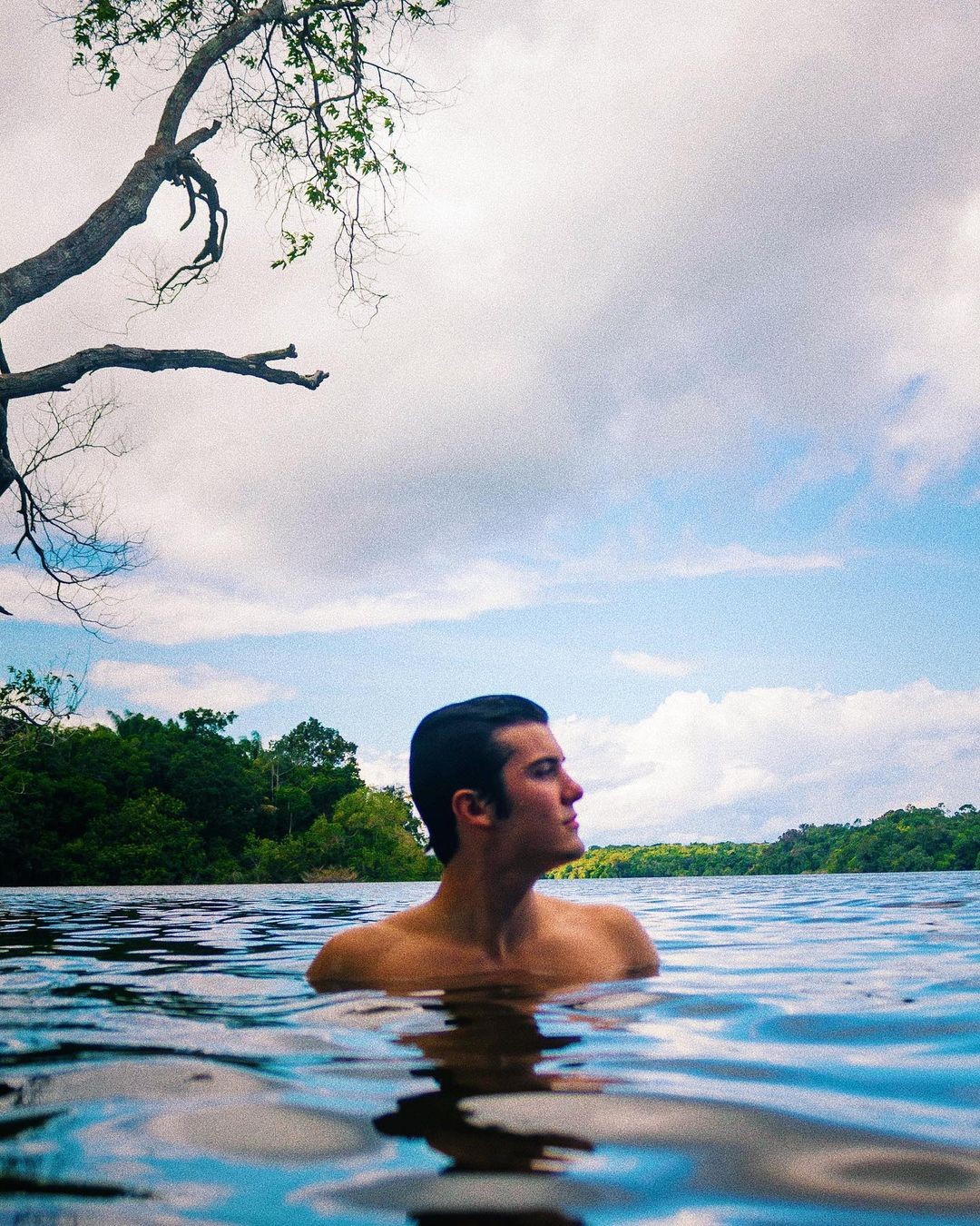 Caio Manhente se refresca no Rio Negro (Foto: Reprodução do Instagram)