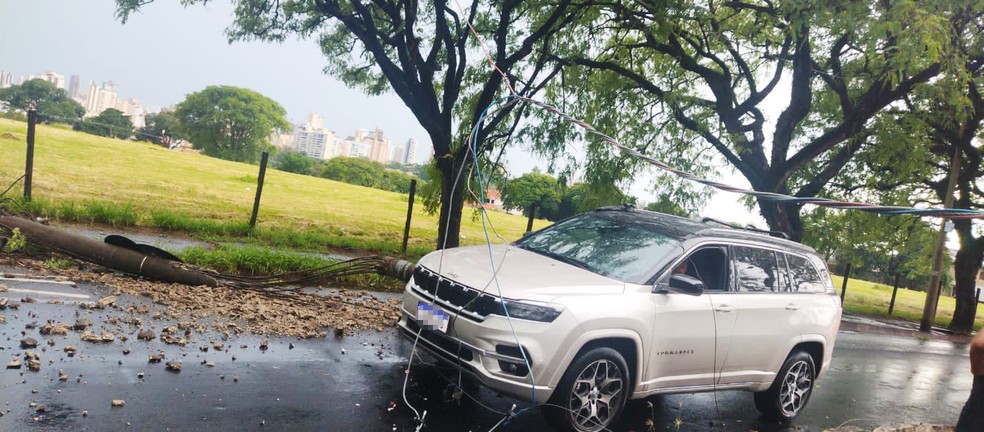 Carro que foi atingido pelo poste em avenida de Piracicaba — Foto: Ronaldo Tonietti