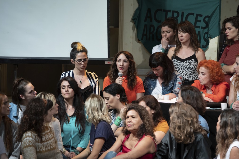 Thelma Fardin e o coletivo Atrizes Argentinas — Foto: Joaquín Salguero/AP Photo