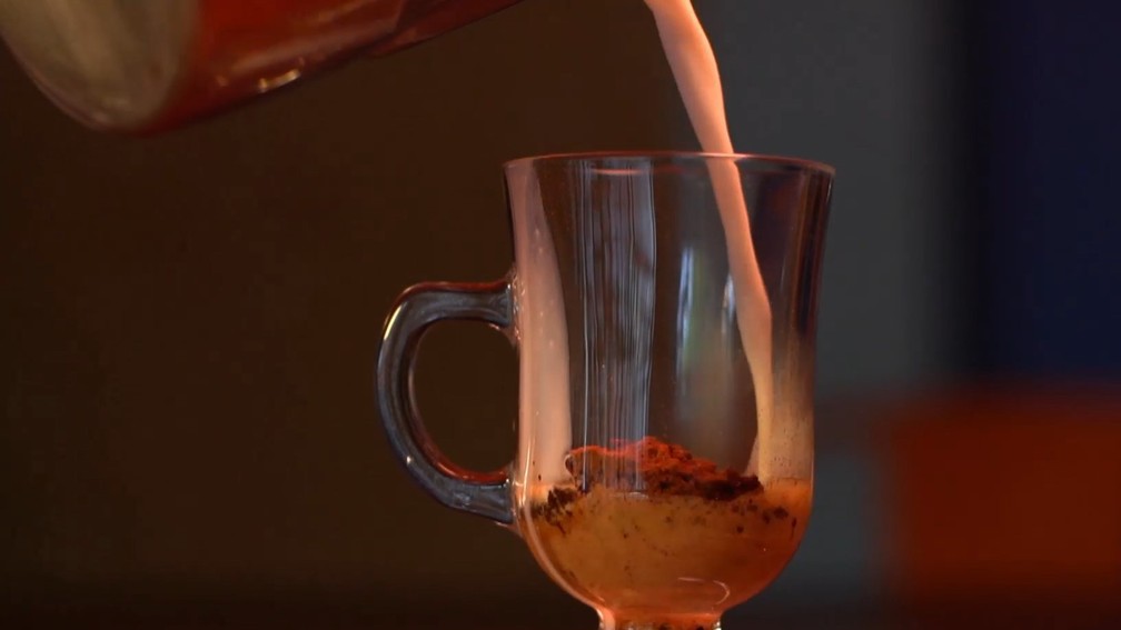 Café solúvel sendo preparado com leite — Foto: Reprodução/TV Gazeta