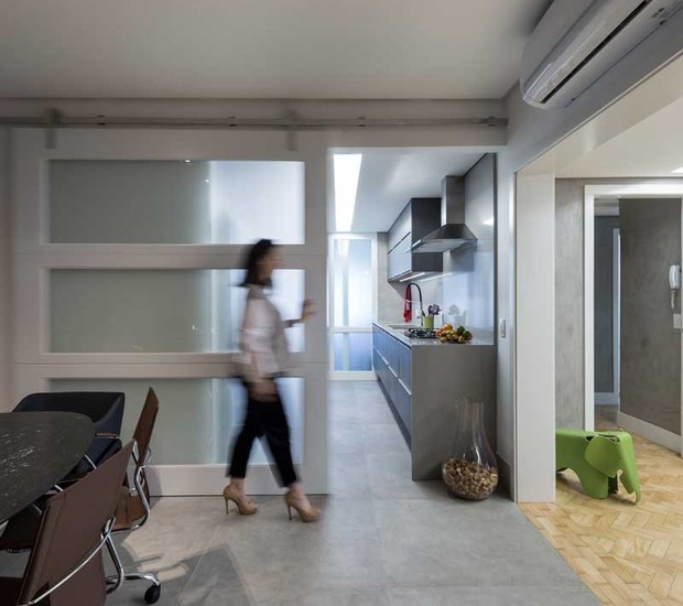 COZINHA INTEGRADA | A cozinha pode ser separada ou integrada por portas de correr. Piso Silos Concept, da Portobello Shop, mimetiza cimento (Foto: Marcelo Donadussi / Divulgação)