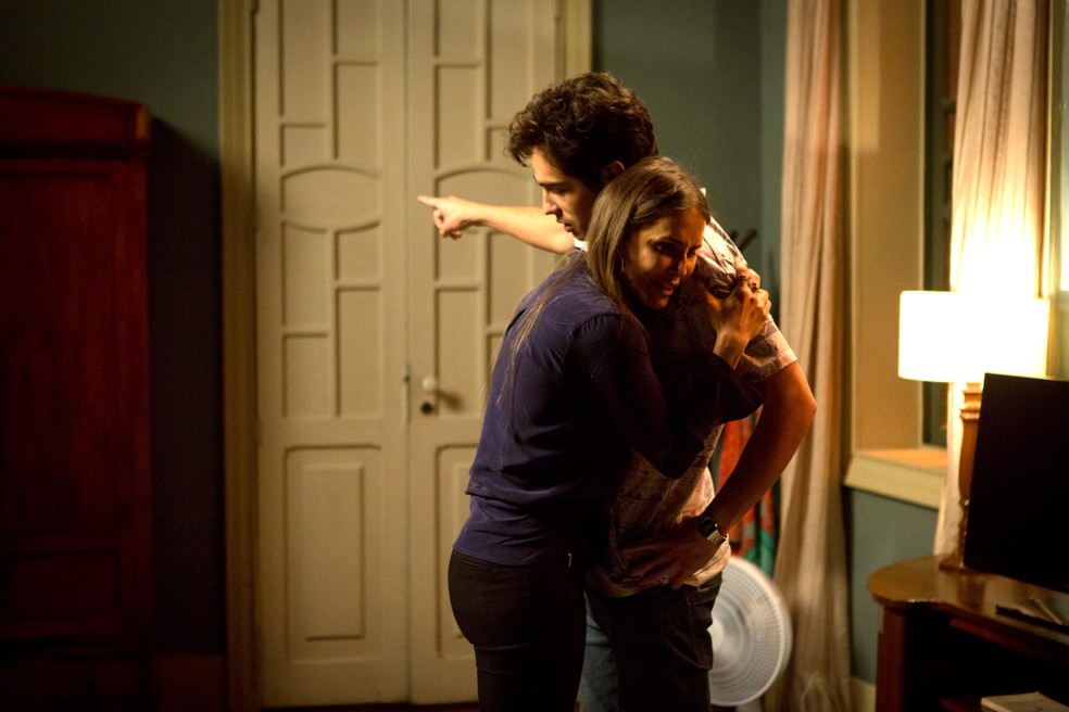 Valentim confronta Karola sobre seu rapto quando bebê — Foto: Fabiano Battaglin