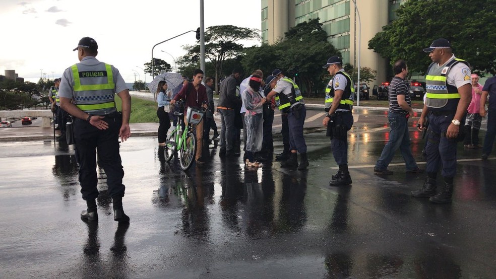 Manifestantes pró-Lula são revistados na entrada da Esplanada dos Ministérios (Foto: Ana Luiza de Carvalho/G1)