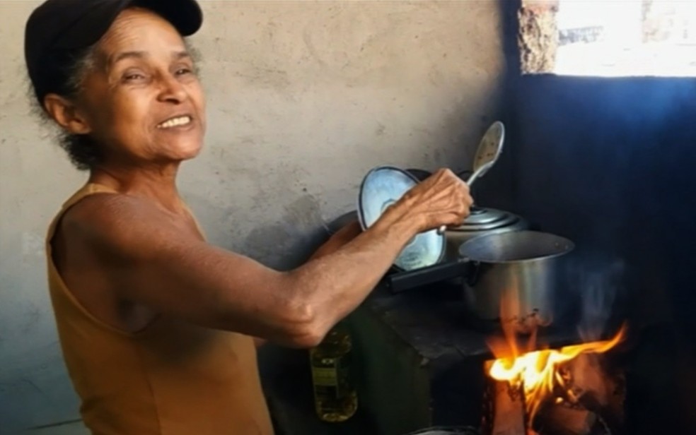 A comerciante Madalena Xavier de Souza, de 60 anos, cozinha no fogÃ£o a lenha GoiÃ¡s (Foto: ReproduÃ§Ã£o/Arquivo pessoal)
