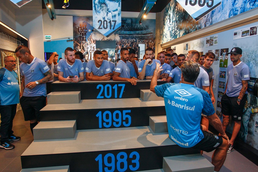 Gremistas visitam exposição do Tri, e Renato brinca: Vai aumentar o espaço