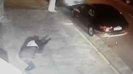 Vídeo: 70 tiros de fuzil executam 1 em blindado (G1)