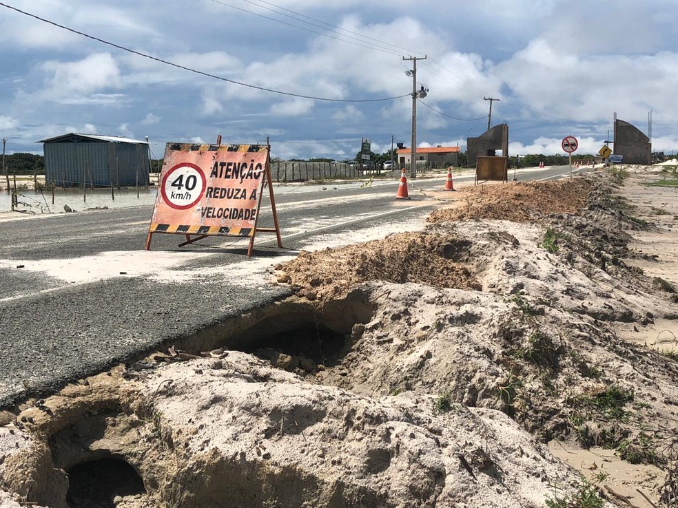 Placa alerta motoristas para reduzir a velocidade em trecho da MA-320 no MaranhÃ£o â€” Foto: Sidney Pereira/TV Mirante
