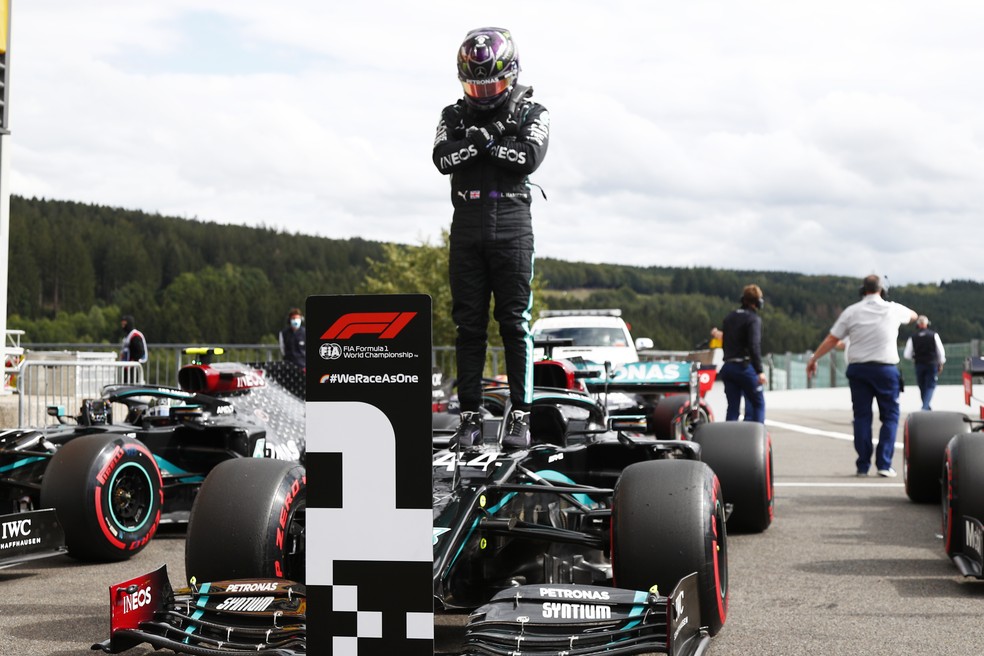Lewis Hamilton faz pole e homenageia ator Chadwick Boseman  — Foto: Getty Images