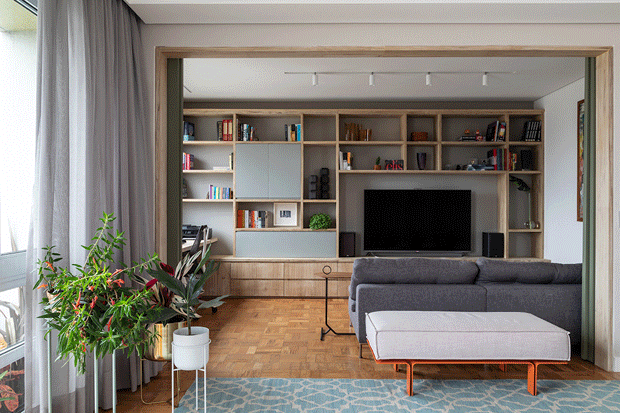 Madeira e tons suaves criam ambientes confortáveis em apê de 140 m²  (Foto: FOTOS EVELYN MÜLLER)