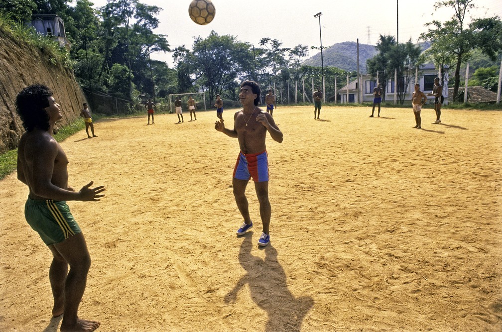 Romário joga bola em campo de terra batida com o irmão Ronaldo, na Vila da Penha, no Rio — Foto: Ricardo Beliel