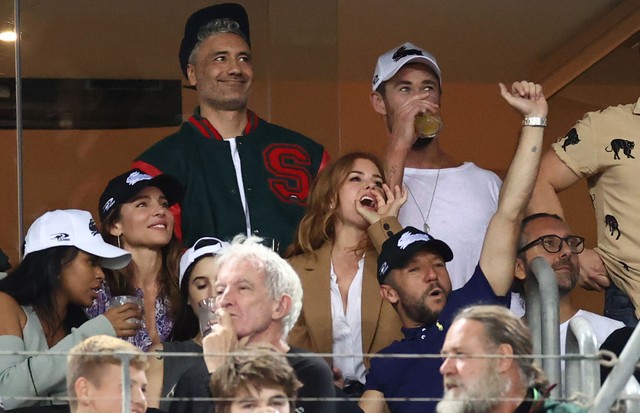 SYDNEY, AUSTRALIA - MARCH 26:  Taika Waititi, Chris Hemsworth, Elsa Pataky, Isla Fisher and Russell Crowe watch the round three NRL match between the South Sydney Rabbitohs and the Sydney Roosters at Stadium Australia on March 26, 2021, in Sydney, Austral (Foto: Getty Images)