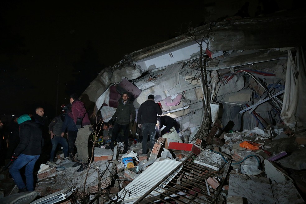 Pessoas procuram conhecidos entre escombros após terremoto. — Foto: Reuters/Sertac Kayar