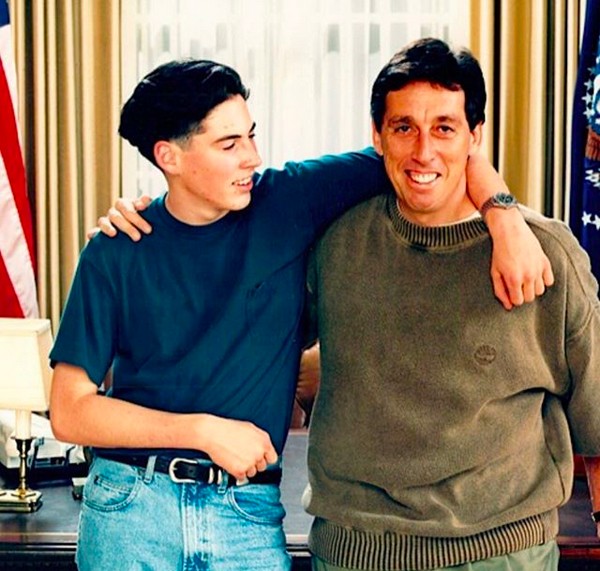 Jason Reitman e Ivan Reitman em uma foto antiga em um set de filme (Foto: Instagram)