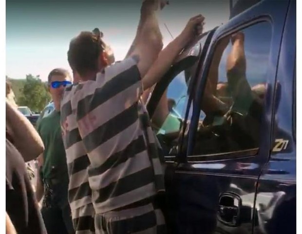 Detentos arrombam carro por motivo nobre! (Foto: Reprodução Facebook)