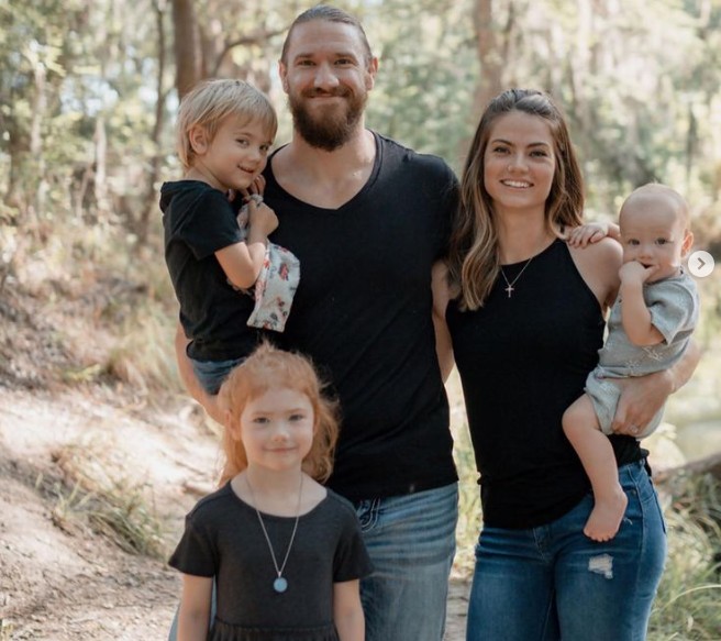 Sara Lee com o marido e os três filhos (Foto: Reprodução/Instagram)