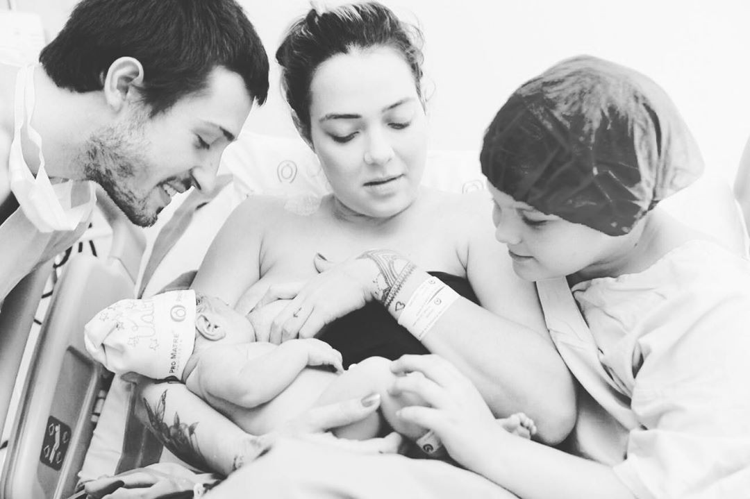 Carol Dantas com a família no nascimento de Valentin, em setembro (Foto: @katiarochafotografa)
