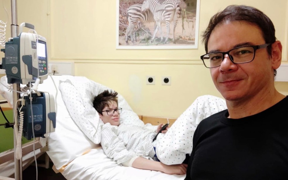Vincenti Pironti e o filho Francisco em hospital da Alemanha em 2019 — Foto: Arquivo pessoal