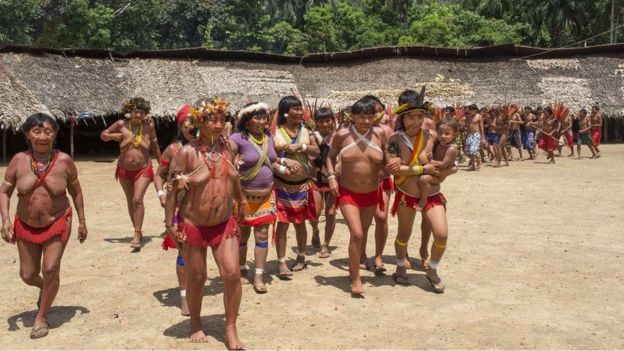 BBC: Os yanomami vivem numa reserva na Amazônia cuja área é duas vezes maior que a Suíça (Foto: SURVIVAL INTERNATIONAL VIA BBC)