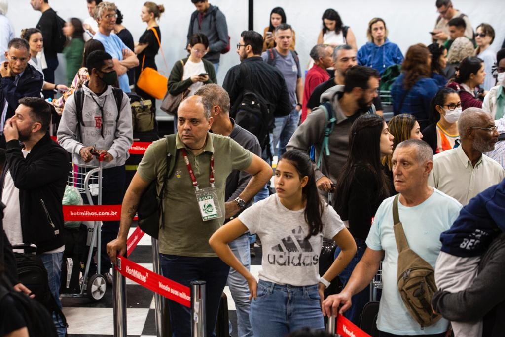 Aeroporto de Congonhas: filas se estendem por toda área de check-in — Foto: Maria Isabel Oliveira