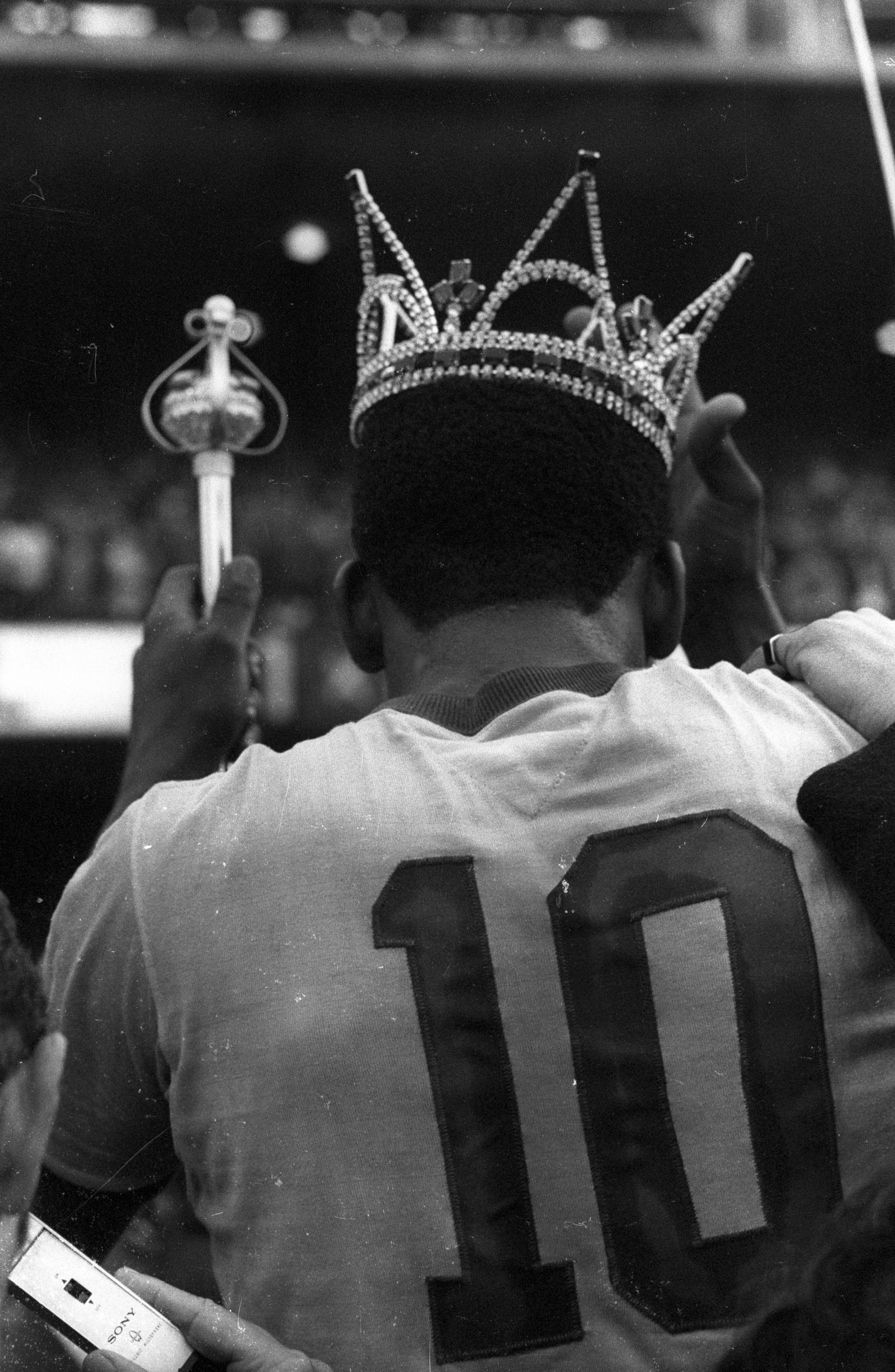 Pelé é coroado como rei, com coroa e cetro, em jogo de despedida da Seleção Brasileira, no amistoso com a Áustria, que terminou em 1 a 1, no Morumbi, em São PauloArquivo / Agência O Globo -  10/07/1971