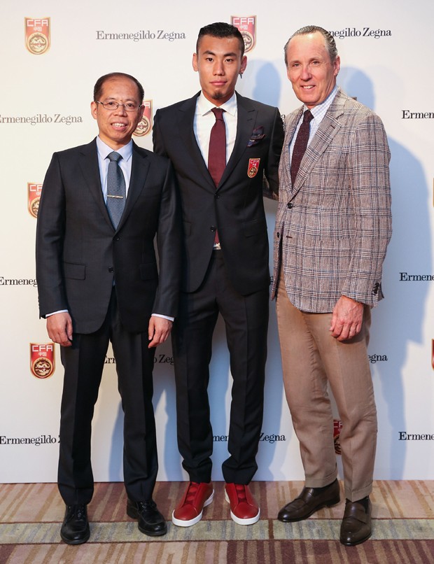 Zhang Jian, secretário da seleção chinesa, o jogador Cheng Dong e Gildo Zegna, CEO do Grupo Zegna (Foto: Divulgação)