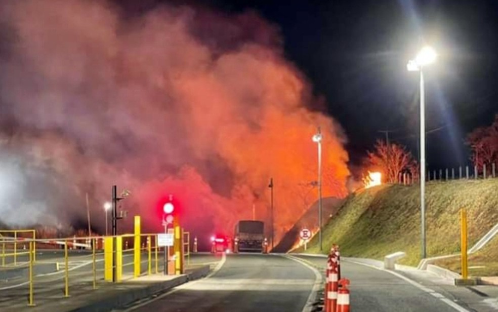 Carreta pega fogo e motorista fica ferido na MG-050, próximo ao pedágio entre Furnas e Passos, MG — Foto: Redes Sociais