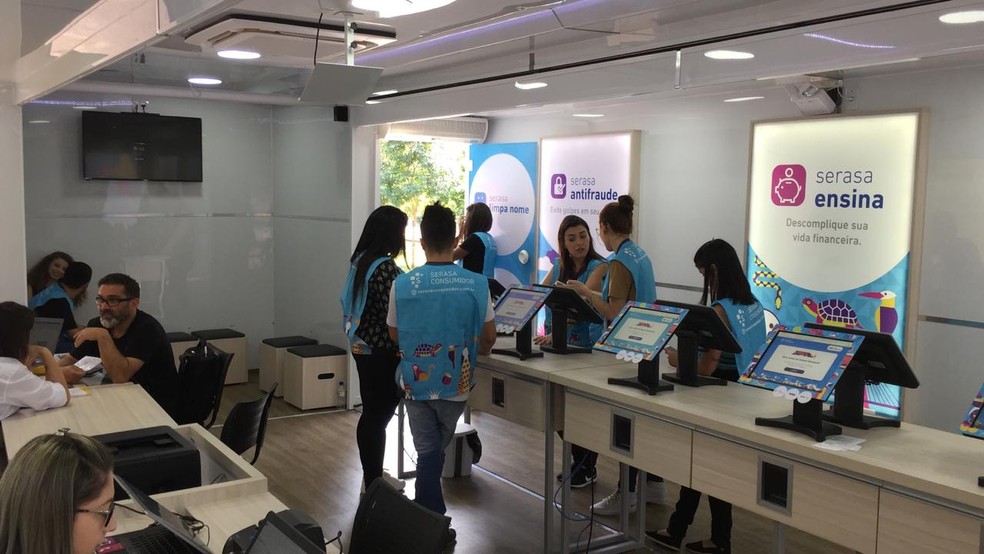 Caminhão do Serasa atende consumidores em Maceió — Foto: Assessoria