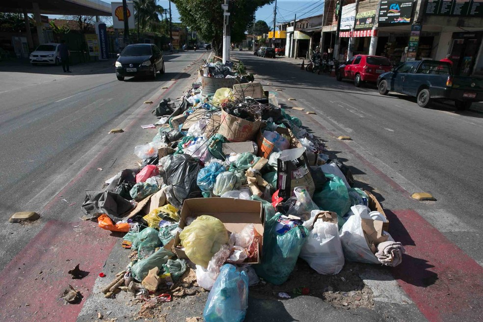 Lixo acumulado em avenida de Caucaia, na Região Metropolitana de Fortaleza.  — Foto: Kid Junior/SVM